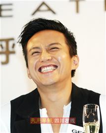 准爸爸邓超欲减少工作:用更多的时间陪太太--中国年鉴网