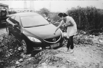女子逼婚遭拒开车撞死情人妻子(组图)--中国年鉴网