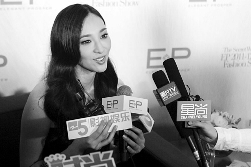 吴佩慈承认与男友分手已半年 因聚少离多(图)--国家年鉴