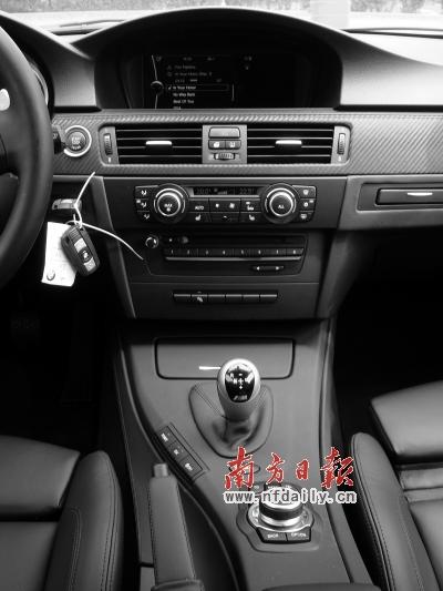 为操控而生——试驾宝马M3双门轿跑碳纤顶版--中国年鉴