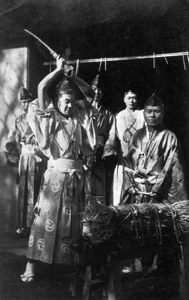 日本刀的生死美学:武士切腹旁有辅助切腹人--中国年鉴网