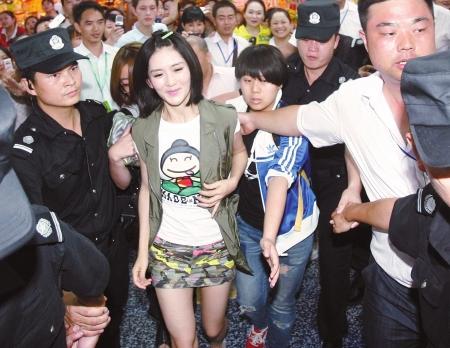 谢娜公布婚讯后可爱亮相 娜父谈张杰说OK(图)--中国年鉴