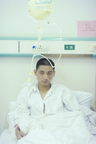 男子患肠坏死已50多天未进食 父亲切肠救子(图)--中国年鉴网