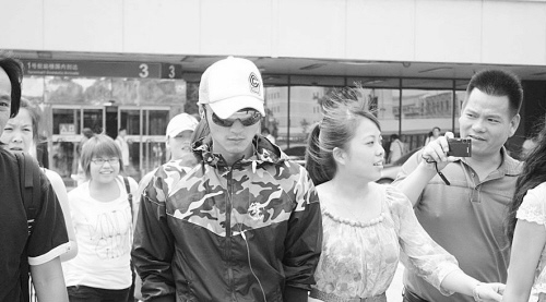 谢霆锋悄然抵沪拒谈离婚 承认给儿子买礼物(图)--国家年鉴