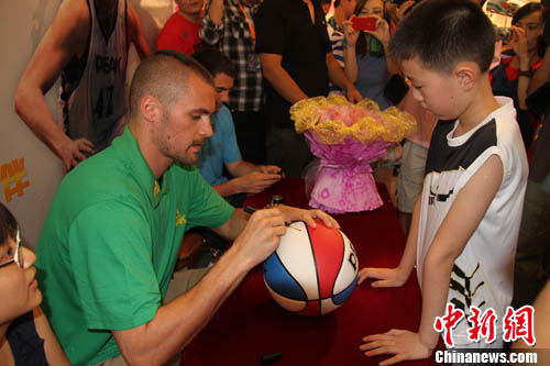NBA“篮板王”乐福南京慰问 情系孤残儿童--国家年鉴