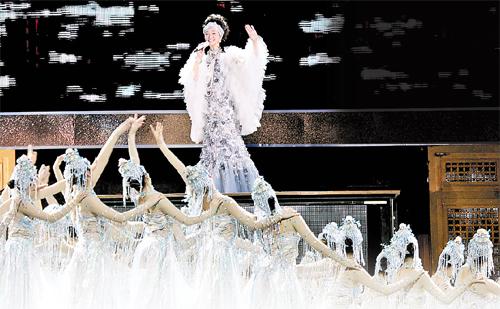 宋祖英广州个唱将跳舞助兴 开场裙镶万粒水晶--国家史册