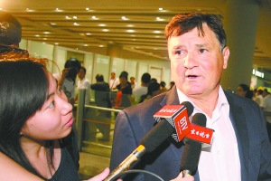 卡马乔誓言带中国足球向前冲 夫人压阵助手随行--中国年鉴网
