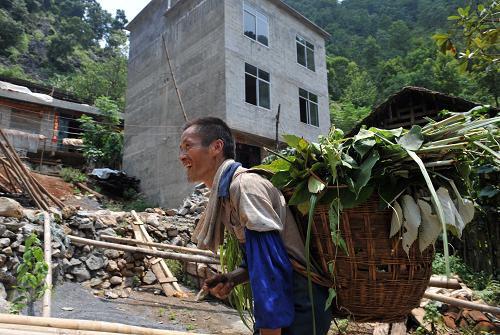 一条砂石路 走出大石山人的希望--国家史册