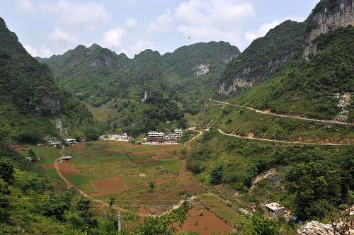 一条砂石路 走出大石山人的希望--国家史册