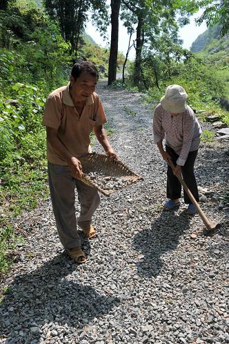 一条砂石路 走出大石山人的希望--国家史册