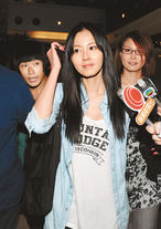 傅颖自曝遭家暴今开发布会 男友一脸憔悴现身(图)--国家史册