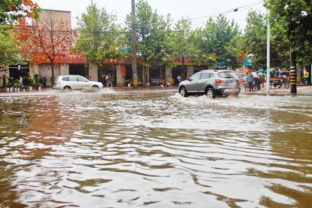 西安:连日降雨 车牌被水冲跑了--中国年鉴