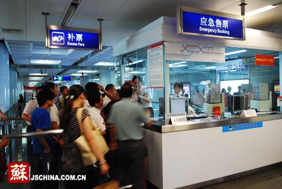 南京地铁2号线发生故障致乘客被困10分钟(图)--国家年鉴