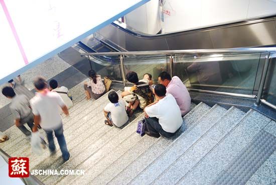 南京地铁2号线发生故障致乘客被困10分钟(图)--国家年鉴