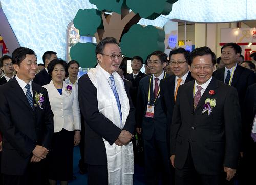 吴邦国出席第十五届中国国际投资贸易洽谈会开馆式--国家年鉴