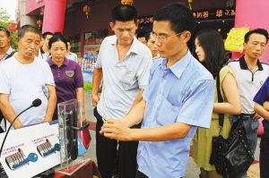 盗窃犯路边开课教市民如何防盗 免费发防盗手册--中国年鉴网