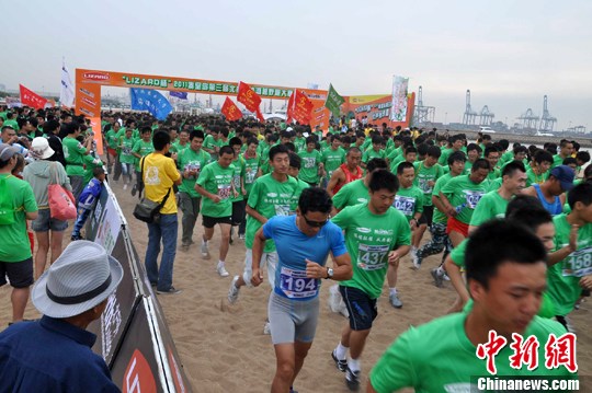 河北秦皇岛2000余人沙滩跑 外籍友人参与(图)--中国年鉴
