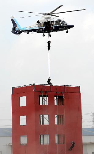 上海举行大型反恐防暴综合演练--中国年鉴