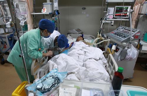 上海外环线一大巴侧翻已致10人死亡14人受伤--中国年鉴