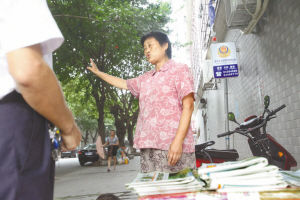 清洁工捡到运钞车掉落钱箱上交银行(组图)--中国年鉴