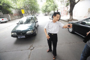 清洁工捡到运钞车掉落钱箱上交银行(组图)--中国年鉴