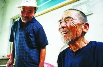 81岁老人照顾智障儿子近60年(图)--中国年鉴网