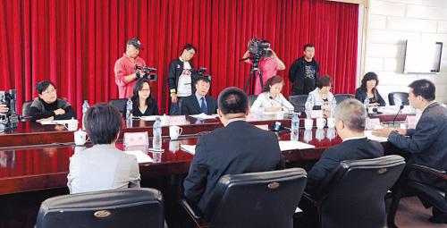 展车竟是肇事车?奔驰4S店与消费者当面对质--中国年鉴