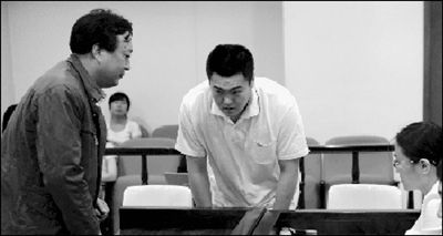 受害人屡求法院轻判劫车大学生--国家史册