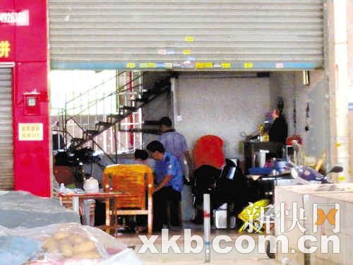男子欠债被追打 劫持商铺女老板(组图)--国家史册