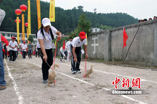 福建上杭办农民文化体育节 赶鸭跑掰手腕齐上阵--中国年鉴网