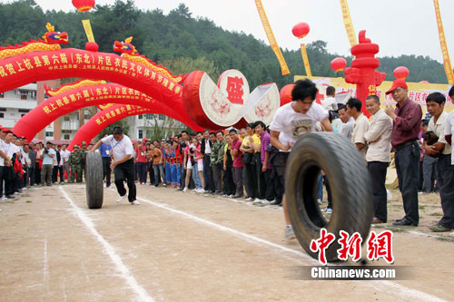 福建上杭办农民文化体育节 赶鸭跑掰手腕齐上阵--中国年鉴网