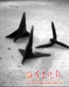 高速路上铁蒺藜连扎11辆车 大巴连爆4胎险翻车--中国年鉴