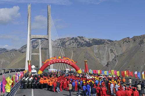 新疆果子沟大桥建成通车--中国年鉴网