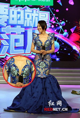 闫妮录“大本营”失控冷场 深V礼服性感拼袁莉--中国年鉴网
