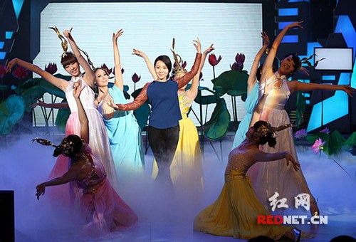 闫妮录“大本营”失控冷场 深V礼服性感拼袁莉--中国年鉴网