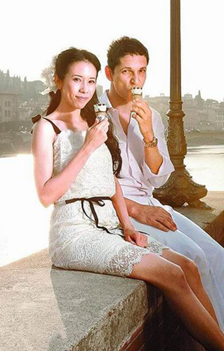 莫文蔚重游初恋约会地 与未婚夫合照背景竟是墓地--中国年鉴