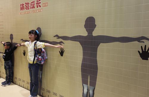 假日科技馆里人如潮--中国年鉴网