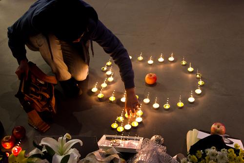 北京“果粉”悼念苹果公司前首席执行官乔布斯--中国年鉴网