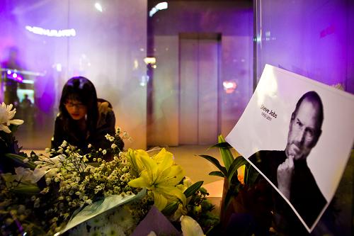北京“果粉”悼念苹果公司前首席执行官乔布斯--中国年鉴网