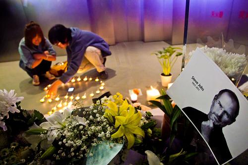 北京“果粉”悼念苹果公司前首席执行官乔布斯--中国年鉴网
