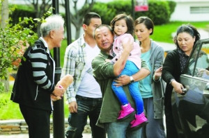 范伟拍新剧散发“潮男范” 秀育婴技巧获赞(图)--中国年鉴网
