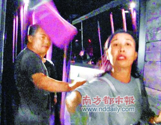 那英发飙手机怒砸狗仔 网友:想起邓文迪一记强拍--中国年鉴