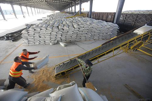 铁路物流基地确保东北粮食外运--中国年鉴网