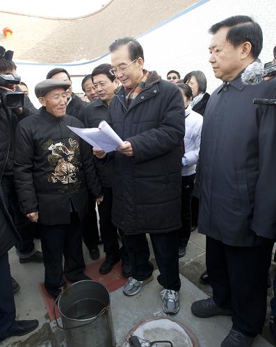 温家宝在甘肃革命老区看望干部群众--中国年鉴网