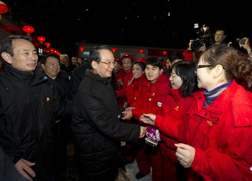 温家宝赴长庆油田看望石油工人--国家年鉴