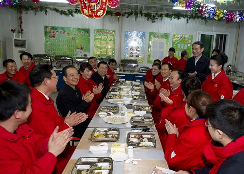 温家宝赴长庆油田看望石油工人--国家年鉴