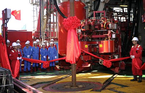 我国首座深水钻井平台“海洋石油981”首钻成功--中国年鉴社