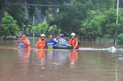 四川南充遭遇暴雨袭击 消防紧急营救被困群众--中国年鉴