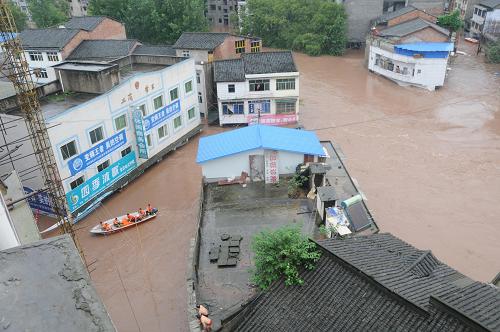 四川南充遭遇暴雨袭击 消防紧急营救被困群众--中国年鉴