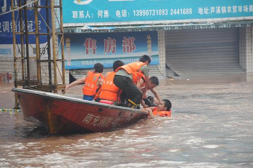 四川南充遭遇暴雨袭击 消防紧急营救被困群众--中国年鉴